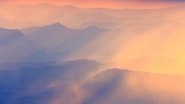 Montaña del paisaje y luz cálida y lluviosa en la naturaleza, Doi Inthanon, Chiangmai Tailandia