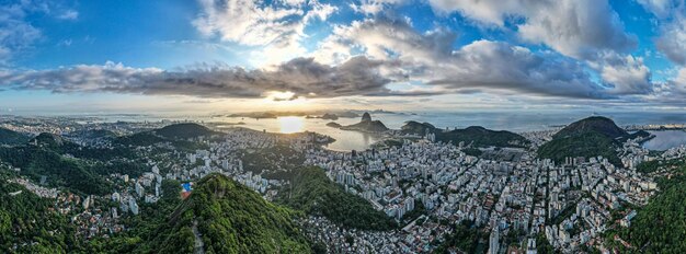 Foto montaña del pan de azúcar en río de janeiro brasil edificios de botafogo bahía de guanabara y barcos y barcos