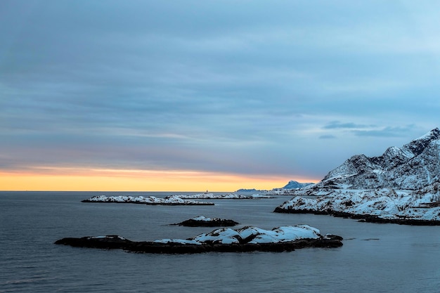La montaña y la pequeña isla de las islas Lofoten