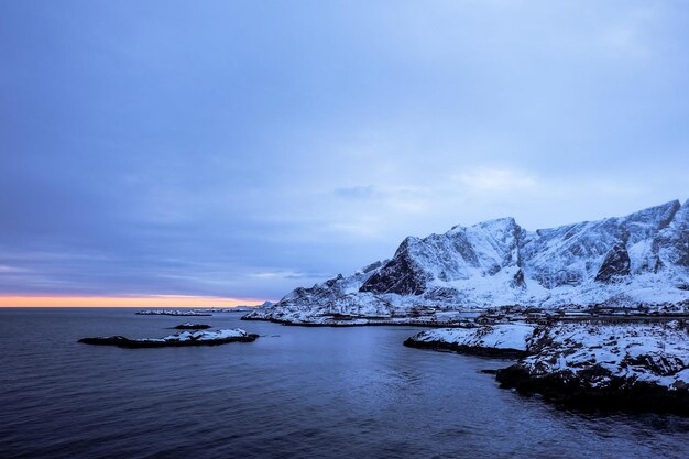 La montaña y la pequeña isla de las islas Lofoten