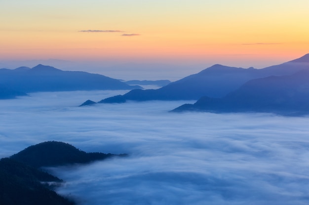 Montaña Pha Tung en el tiempo del amanecer