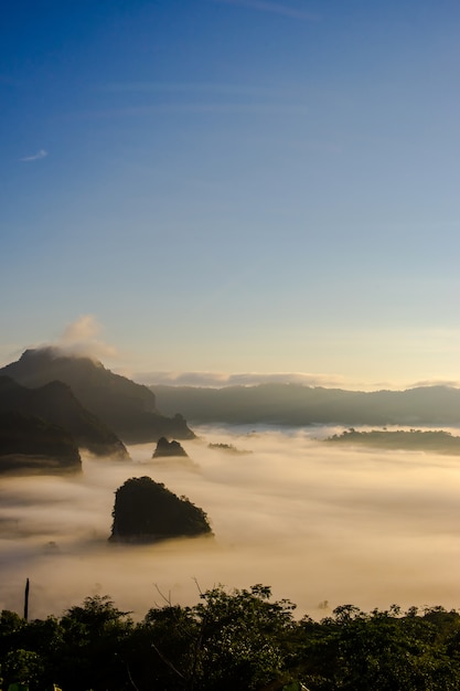 Montaña Phu Lung Ka en el norte de Tailandia: la montaña mágica con muy buenas vistas, cálido amanecer por la mañana