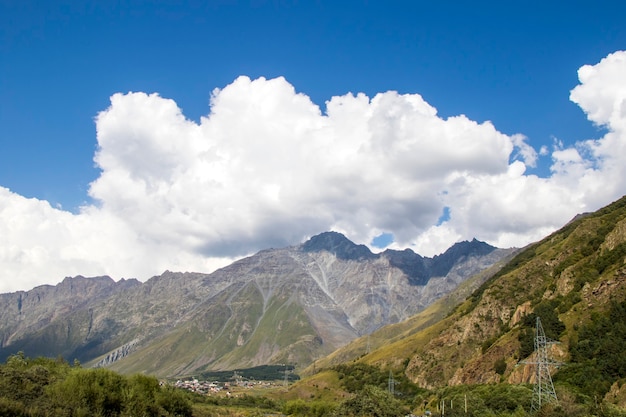 Montaña y pico y paisaje en Stepantsminda, Georgia. Cielo y nubes.