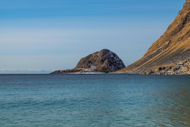 La montaña en la playa de Haukland en las islas Lofoten