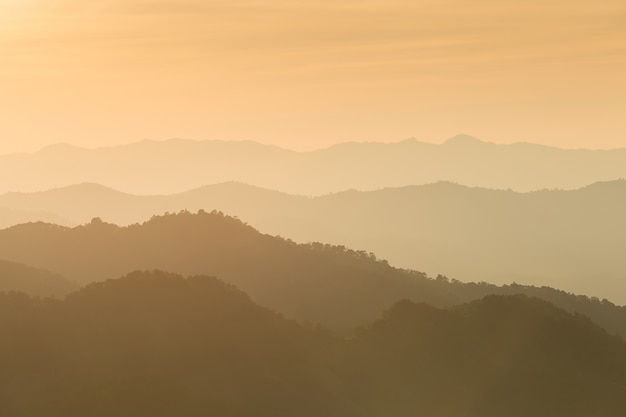 Montaña y puesta del sol en Doi-khamfah, Chiangmai, Tailandia.