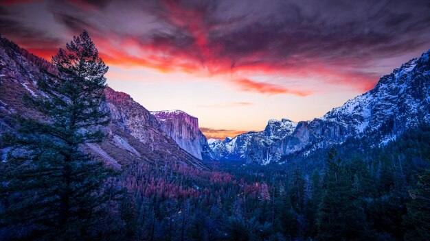 una montaña con una puesta de sol en el fondo