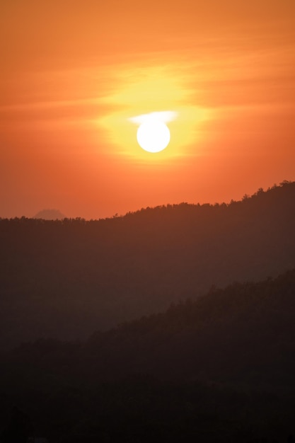 Montaña durante la puesta de sol de la hora dorada