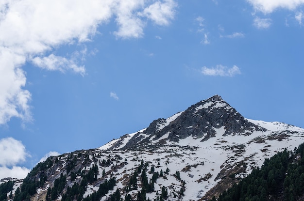 Montaña puntiaguda con nieve