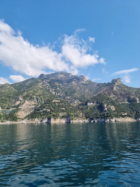 Foto una montaña se refleja en el agua con un cielo azul