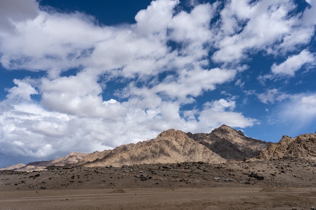 La montaña de la región del Himalaya del norte de India, la sección del Himalaya