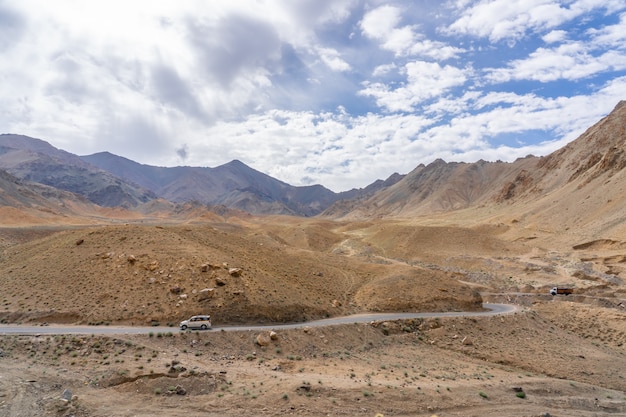 La montaña de la región del Himalaya del norte de India, la sección del Himalaya