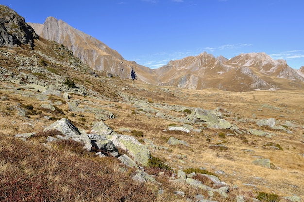 Foto montaña rocosa bajo cielo azul