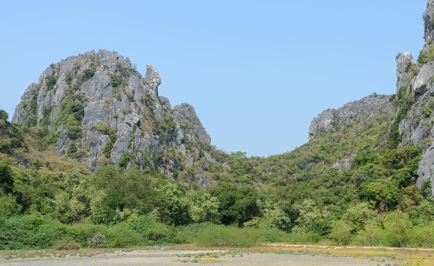 Montaña rocosa con cielo azul