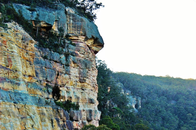 Foto montaña rocosa contra el cielo despejado