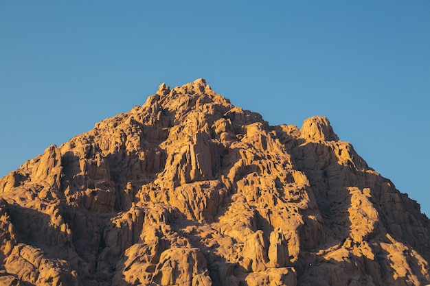 Montaña rocosa contra el cielo