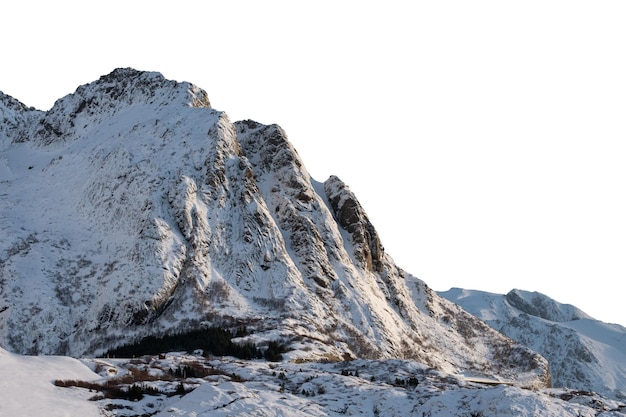 Montaña rocosa cubierta de nieve en invierno en las islas Lofoten sobre fondo blanco.