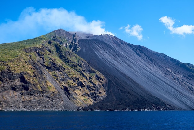 Montaña rocosa por el lago contra el cielo