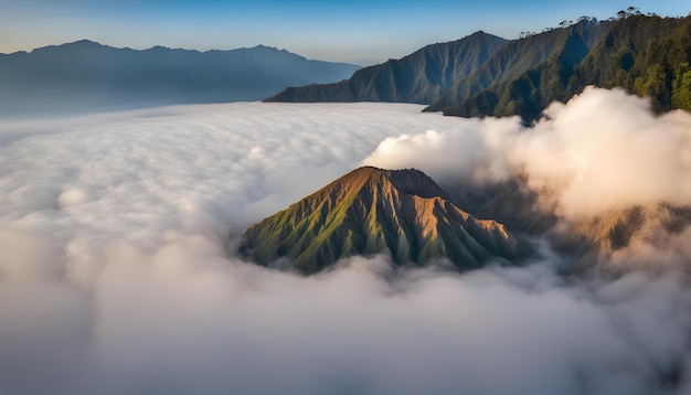 Foto una montaña está rodeada por una nube que tiene el pico en ella