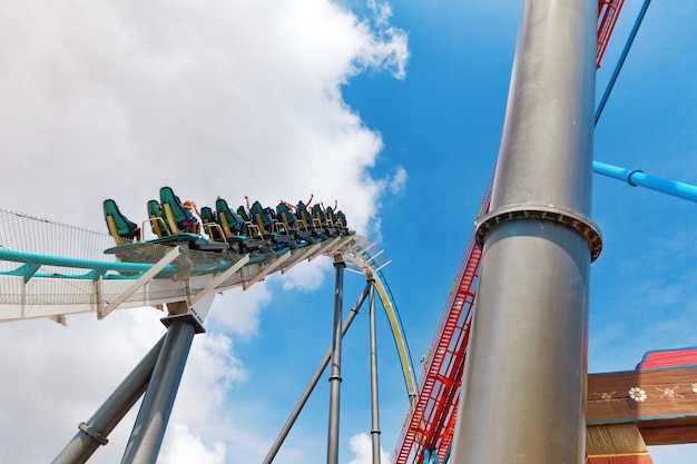 Montaña rusa en divertido parque de atracciones.