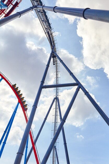 Montaña rusa en divertido parque de atracciones.