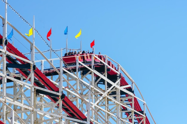 Montaña rusa de madera vieja Parque de atracciones