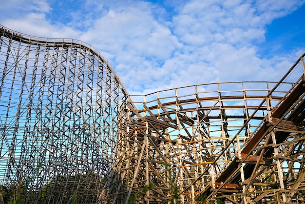 Montaña rusa de madera Vista sobre la construcción de una gran montaña rusa de madera