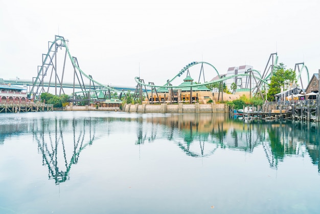 Montaña rusa en el parque temático Universal Studios