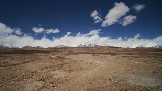 Montaña y tierra con algunas nubes y cielo con alto contraste