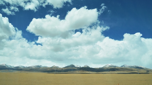 Montaña y tierra con aspecto de pueblo viejo y paisaje claro