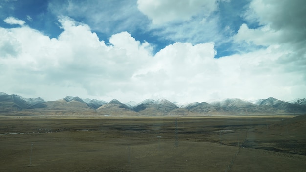 Montaña y tierra con aspecto de pueblo viejo y paisaje claro