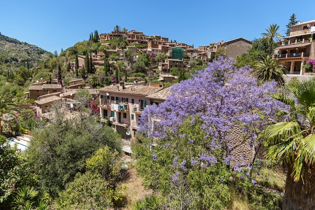 Montaña de Tramuntana, Pueblo en Mallorca. Vista del típico pueblo de piedra en Mallorca, Islas Baleares, España.