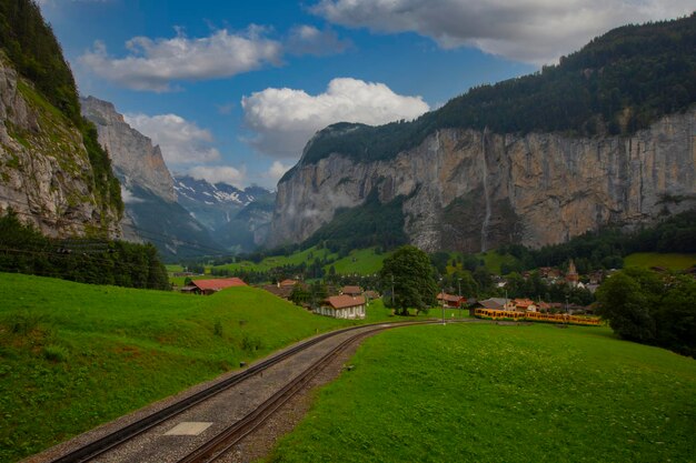 una montaña con un tren que lo atraviesa y una montaña en el fondo