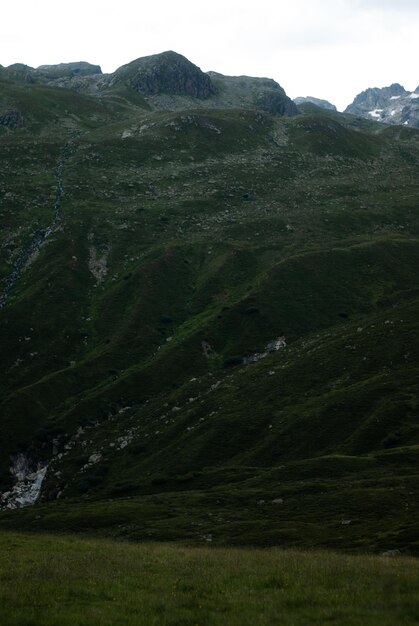 Montaña verde en clima nublado en los Alpes