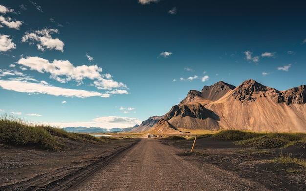 Montaña Vestrahorn con camino de tierra en la península de Stokksnes en Islandia