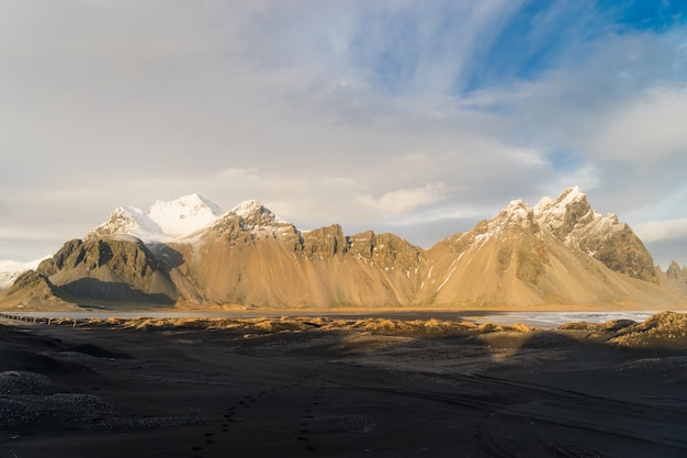 Montaña Vestrahorn en la península de Stokksnes, Hofn, Islandia