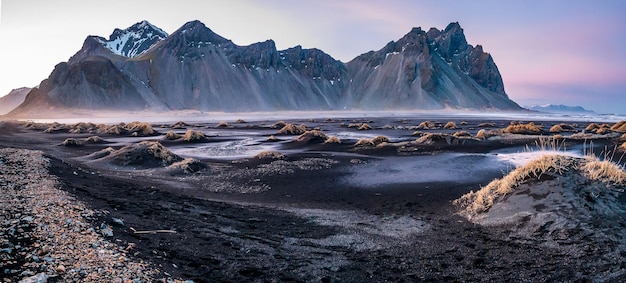 Montaña Vestrahorn y su playa de arena negra en el sur de Islandia