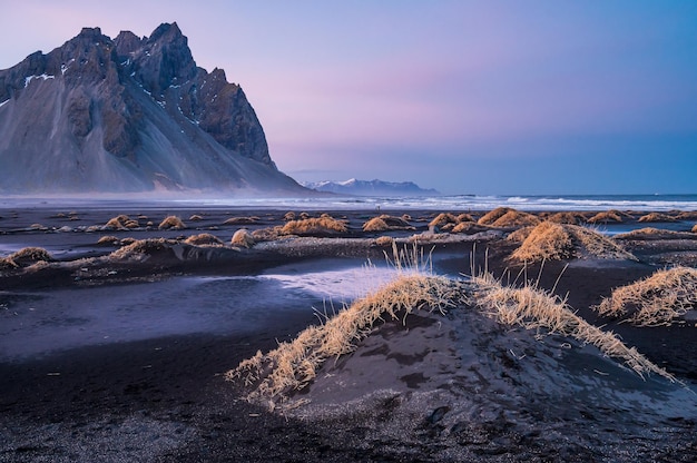 Montaña Vestrahorn y su playa de arena negra en el sur de Islandia