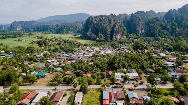 montaña de viaje de Tailandia desde drone