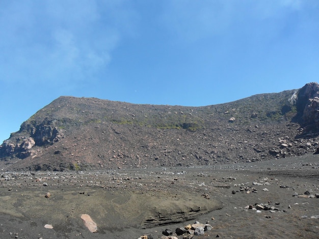 Montaña volcánica del cráter, con capas de ceniza volcánica y toba