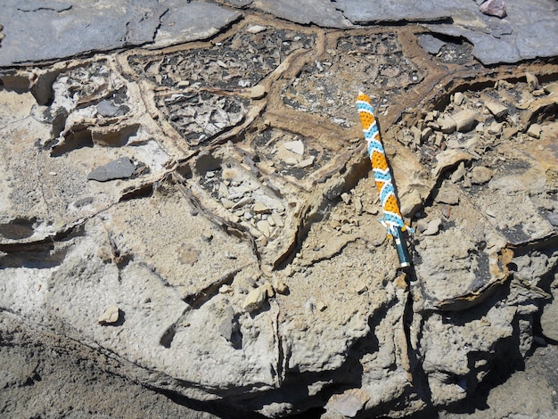 Montaña volcánica del cráter, con capas de ceniza volcánica y toba