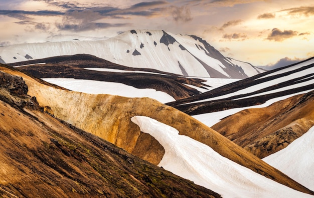 Montaña volcánica cubierta de nieve en la reserva natural de Fjallabak en las tierras altas de Islandia en Landmannalaugar Islandia