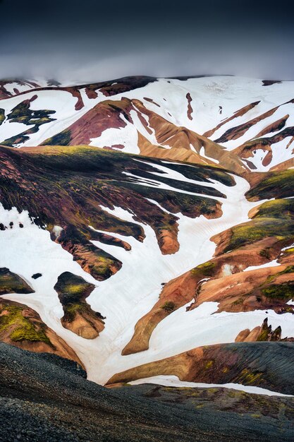 Montaña volcánica y cubierta de nieve en el sendero Blahnjukur en las tierras altas de Islandia en Landmannalaugar