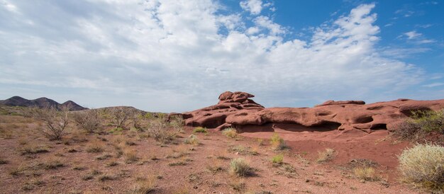 una montaña volcánica roja un paisaje fantástico Kazajstán