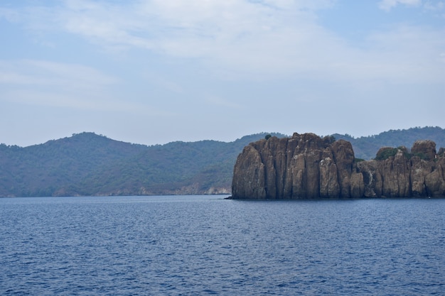 Montañas y acantilados en la costa del mar