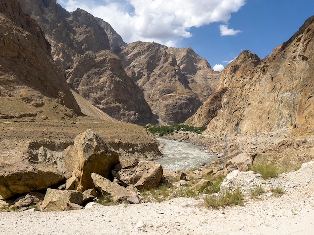 Montañas afganas en el río Panj