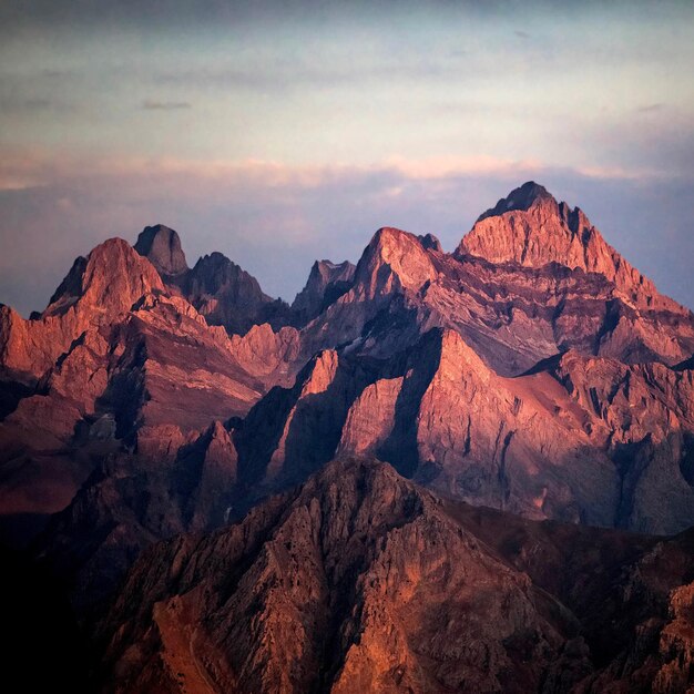 Foto montañas afiladas durante la hora dorada de la noche