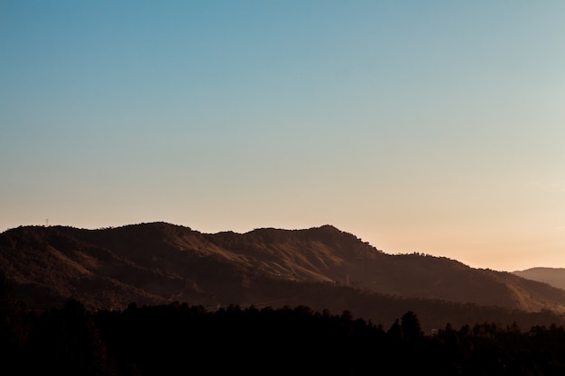 Montañas al atardecer.