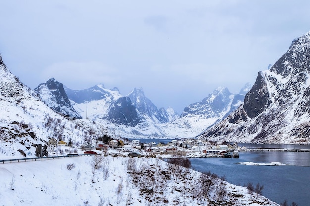 Las montañas en la aldea de Reine en las islas Lofoten