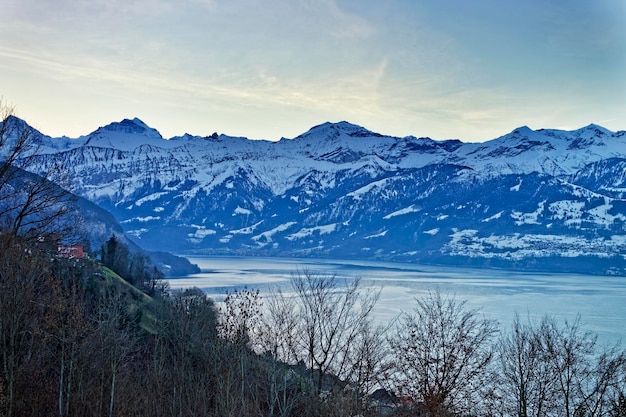 Montañas de los Alpes suizos y vistas al lago cerca del lago Thun en invierno