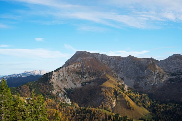 montañas alpinas en Berchtesgadener Land en un cálido día de otoño